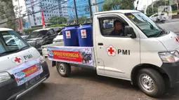 Dalam upaya membantu bencana kekeringan, PMI memobilisasi 150 mobil tangki air dan 150 mobil pikap air untuk didistribusikan di wilayah terdampak kekeringan di Indonesia. (Liputan6.com/Angga Yuniar)