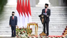 Presiden Joko Widodo atau Jokowi (kanan) didampingi Wakil Presiden Ma'ruf Amin menyampaikan pidato saat menjadi inspektur upacara HUT ke-76 TNI di halaman Istana Merdeka, Jakarta, Selasa (5/10/2021). (Foto: Istana Kepresidenan)