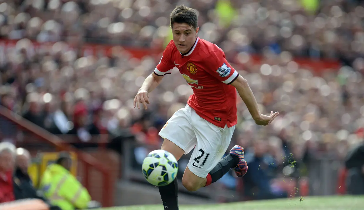 Sejak dibeli dari Athletic Bilbao, Ander Herrera tampil cukup impresif di lini tengah Manchester United. Namun, MU enggan memperbarui kontraknya saat berakhir. Ia akhirnya memutuskan untuk berlabuh ke Paris Saint-Germain dan mampu tampil impresif musim ini. (AFP/Oli Scarff)