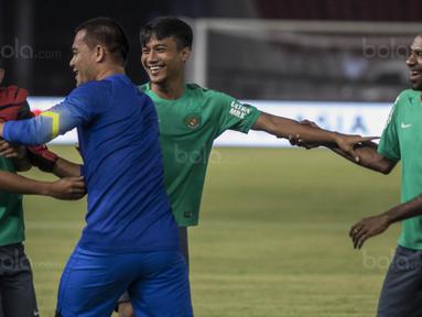 Para pemain Timnas Indonesia tampak bercanda saat latihan di SUGBK, Jakarta, Sabtu (13/1/2018). Timnas Indonesia menggelar latihan terakhir sebelum laga persahabatan melawan Islandia. (Bola.com/Vitalis Yogi Trisna)