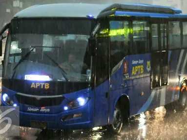 Dishubtrans DKI Jakarta akan berlakukan larangan Angkutan Perbatasan Terintegrasi Bus Transjakarta (APTB) beroperasi di jalur Transjakarta, Jakarta, (23/5). Rencananya kebijakan ini akan diterapkan mulai 1 Juni mendatang. (Liputan6.com/Yoppy Renato)