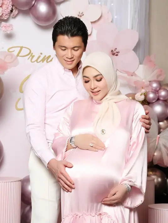 Lengkapi busananya yang polos, Syahrini kenakan beberapa gelang silver, cincin berlian, dan jam tangan [@princessyahrini]