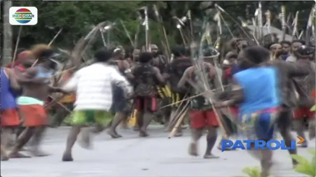 Bentrok antar-warga Distrik Kwamki Naram, Timika, Papua, diduga karena terbunuhnya seorang pemuda dua bulan lalu.