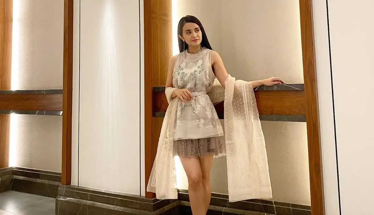 Penampilan sederhana dari aktris kelahiran Medan ini kerap mendapat pujian dari netizen. Meski tampil dengan cukup sederhana, akan tetapi Michelle Ziudith tetap terlihat menawan.(Liputan6.com/IG/@michelleziu)