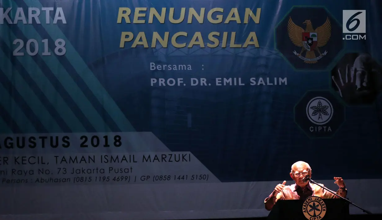 Ketua Dewan Pertimbangan Presiden periode 2010-2014, Emil Salim saat menyampaikan Renungan Pancasila di Teater Kecil TIM, Jakarta, Selasa (7/8). STA Memorial Lecture rutin diadakan sejak 2005 lalu. (Liputan6.com/Helmi Fithriansyah)