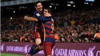 Lionel Messi dan Luis Suarez merayakan gol Barcelona ke gawang Celta Vigo pada laga La Liga di Camp Nou, Barcelona, Senin (15/2/2016) dini hari WIB. (AFP/Lluis Gene)