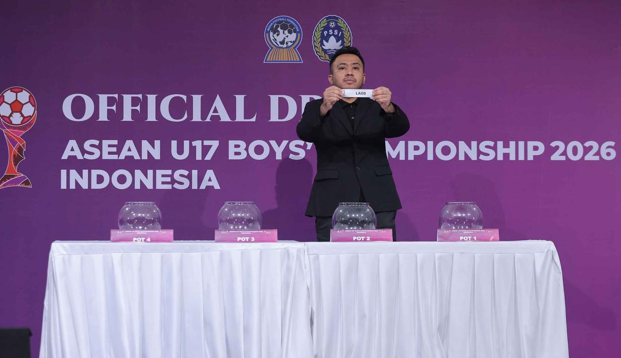 Thailand dan Australia. Sementara, Thailand masuk Grup B bersama Laos, Myanmar dan Filipina. Tampak dalam foto, anggota Exco Persatuan Sepak Bola Seluruh Indonesia (PSSI), Muhammad, saat melakukan pengundian fase grup Piala AFF U-17 2026 yang digelar di SCTV Tower, Jakarta, Jumat (6/3/2026). (Bola.com/Bagaskara Lazuardi)
