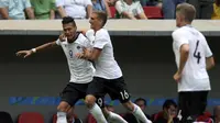 Tiga pemain Jerman, Davie Selke (kiri), Grischa Promel (tengah) dan Matthias Ginter, melakukan selebrasi gol ketiga mereka ke gawang Portugal, pada laga perempat final cabang sepak bola Olimpiade Rio 2016, di Stadion Mane Garrincha, Brasilia, Sabtu (13/8/