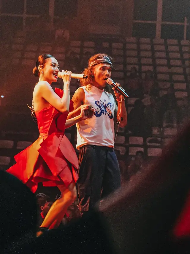 Merasa Hoki, Ini 6 Potret Keseruan Wika Salim Duet Bareng Slank di Panggung