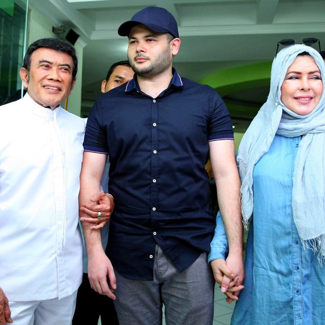 Tangis Rhoma Irama Pecah Saat Jemput Ridho Rhoma Dari Tahanan Showbiz Liputan6 Com
