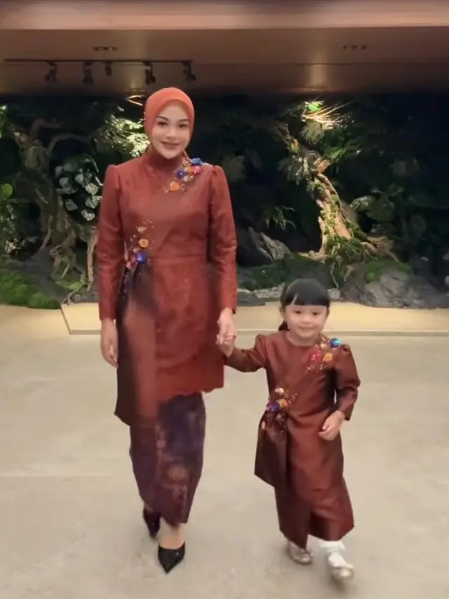 Riasan Serba Coral Ashanty, Aurel Hermansyah, dan Liza Natalia saat Kondangan Keluarga. [@@aurelie.hermansyah]