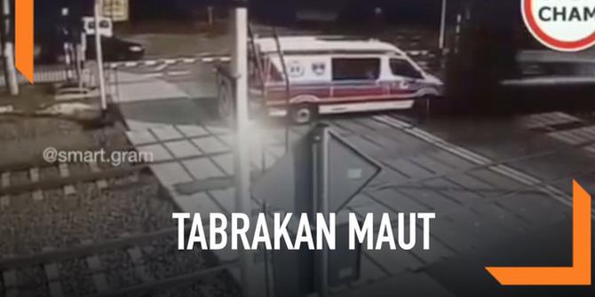 VIDEO: Ngeri, Tabrakan Maut Kereta Api Vs Ambulans di Polandia