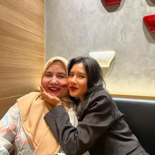 6 Potret Shenina Cinnamon Bareng Ayah Ibu, Cium Angga Yunanda di Depan Orang Tua