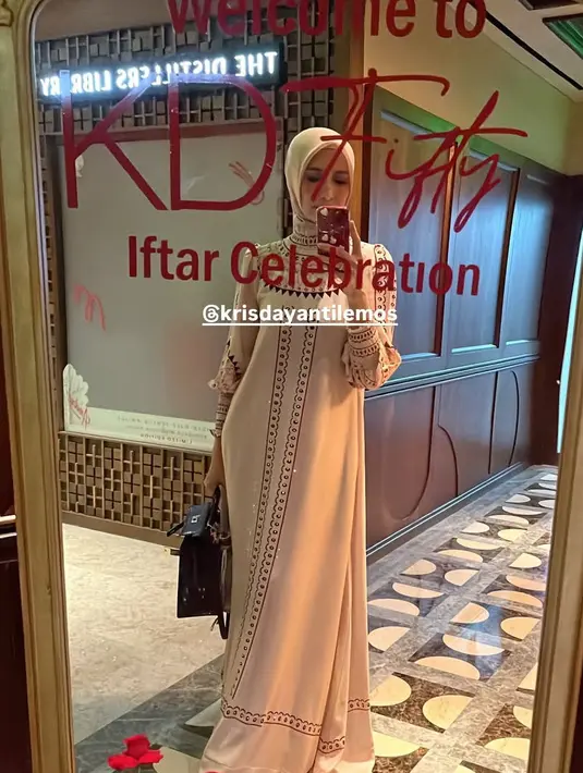 Inneke Koesherawati hadir mengenakan dress pastel bermotif pada bagian lengan, depan, dan kerah model tingginya. Dipadukan kerudung polos. [@inekekoes]