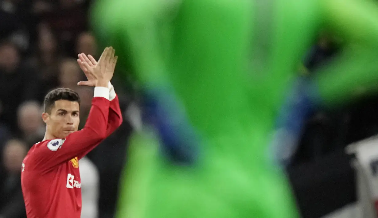 Cristiano Ronaldo membuat kontribusi besar untuk kemenangan MU kali ini. Dia mencetak gol pertama untuk membuka keunggulan dan membuat assist untuk gol kedua. (AP/Frank Augstein)