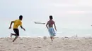Aksi dua pemuda berebut bola saat bermain dekat pantai di Desa Matwaer, Kei Kecil, Maluku (25/12/2017). Bermain bola di pasir menjadi daya tarik tersendiri bagi anak-anak dan pemuda desa. (Bola.com/Nick Hanoatubun)