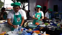Pemecahan rekor MURI memasak nasi goreng dengan kompor induksi di 5 provinsi, Palembang, Jumat (8/2/2018). (Melani/Liputan6.com)