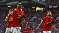 Penyerang Manchester United, Marcus Rashford melakukan selebrasi usai menjebol jala Leicester City, pada laga lanjutan Premier League 2017-2018, di Stadion Old Trafford, Sabtu (26/8/2017) malam WIB.  (AFP/Geoff Caddick)