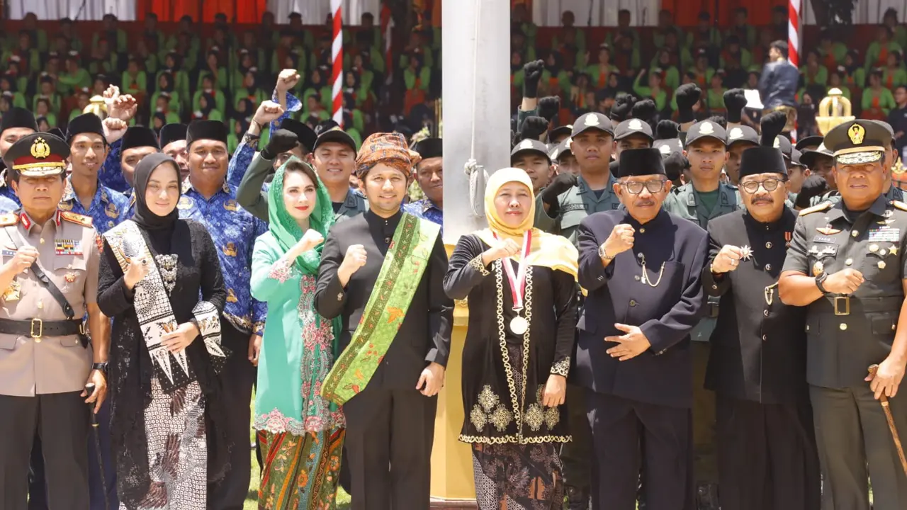 Khofifah dan Emil Dardak saat peringatan HUT Jatim. (Dian Kurniawan/Liputan6.com)