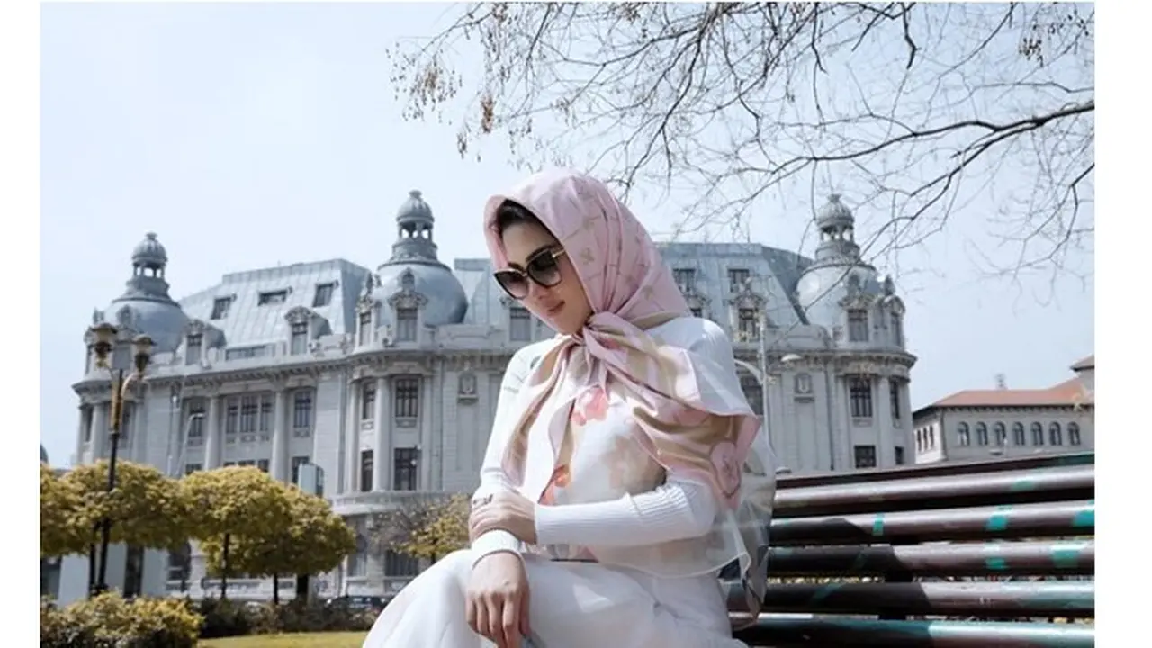 7 Potret Syahrini dalam Balutan Hijab, Dipuji Makin Cantik