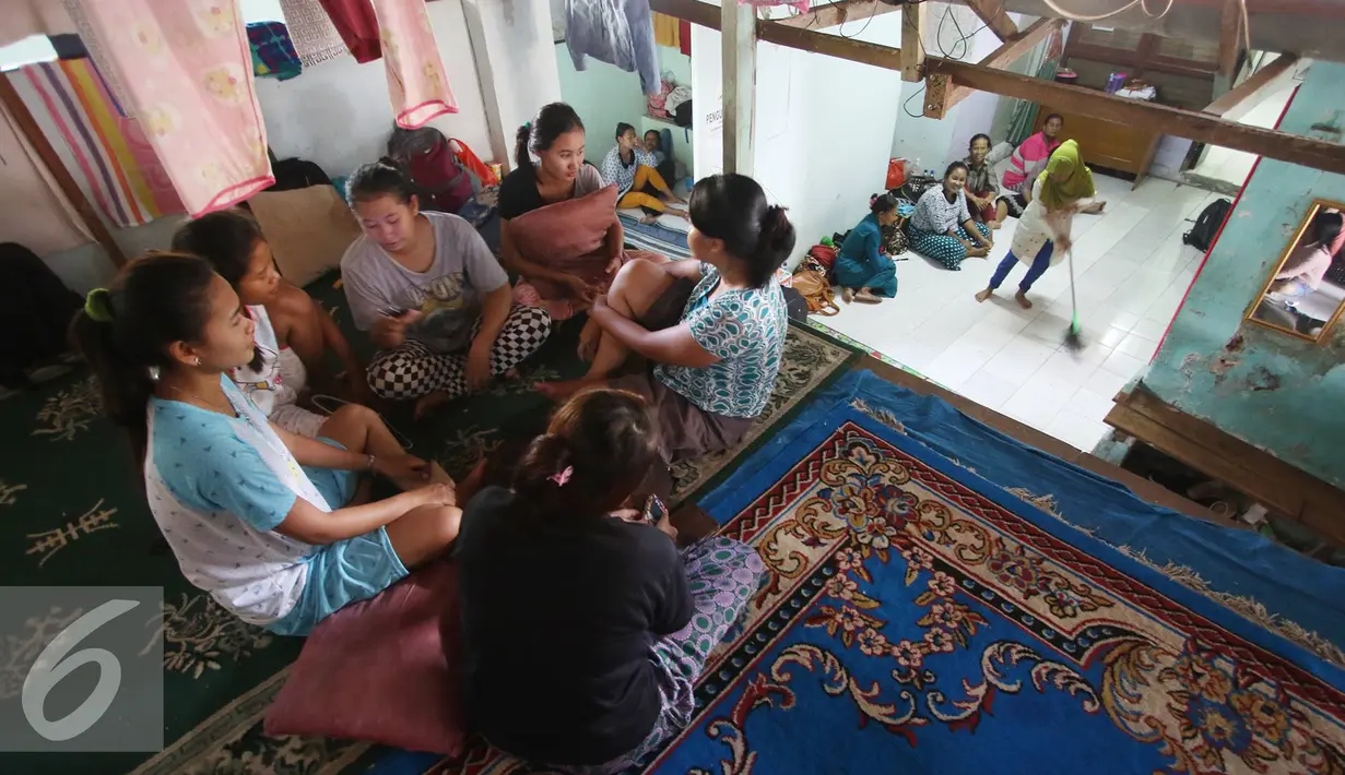 Sejumlah PRT infal berbincang sambil menunggu pesanan di penyedia tenaga kerja Bu Gito, Jakarta, Kamis (30/6). Menjelang lebaran, permintaan PRT inval meningkat 10% dibanding tahun lalu, dengan tarif Rp140ribu perhari. (Liputan6.com/Immanuel Antonius)