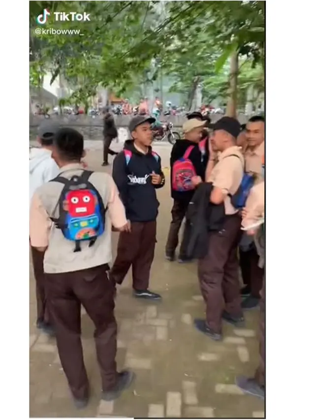 6 Potret Kocak Siswa SMK Pakai Tas Bocah ke Sekolah, Kompak Banget