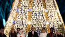 Presiden AS Barack Obama dan First Family menyanyikan lagu-lagu Natal di Taman Ellipse, dekat Gedung Putih, Washington, Kamis (3/12). Obama secara resmi menandai dimulainya musim Natal dengan menyalakan Pohon Natal Nasional  (AFP PHOTO/Brendan SMIALOWSKI)