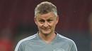 Pelatih Manchester United, Ole Gunnar Solskjaer, saat memimpin sesi latihan jelang laga Liga Europa di Stadion Rhein Energie, Cologne, Minggu (9/8/2020). Manchester United akan berhadapan dengan Copenhagen. (AFP/Sascha Steinbach)