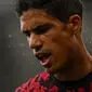 Bek Manchester United Raphael Varane mulai kehilangan tempat. Ini bakal bikin dirinya bingung karena kalah bersaing dengan bek veteran (AFP)