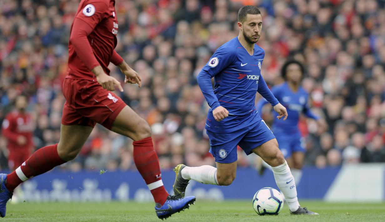 Penyerang Chelsea, Eden Hazard, menggiring bola saat melawan Liverpool pada laga Premier League di Stadion Anfield, Minggu (14/4). Liverpool menang 2-0 atas Chelsea. (AP/Rui Vieira)