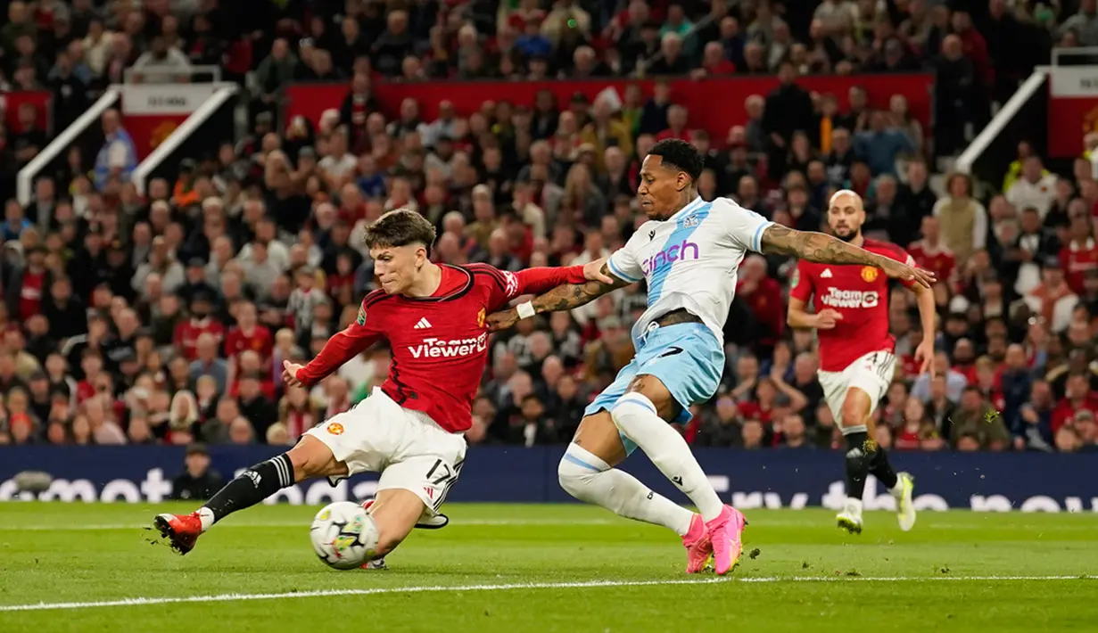 Gol yang dinanti pendukung Manchester akhirnya tercipta pada menit 21. Tendangan keras Garnacho usai menerima umpan Diogo Dalot tak mampu dibendung kiper Sam Johnstone. (AP Photo/Dave Thompson)