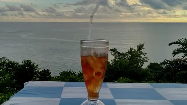 Pemandangan Samudra Hindia dari Bukit Gado-Gado.