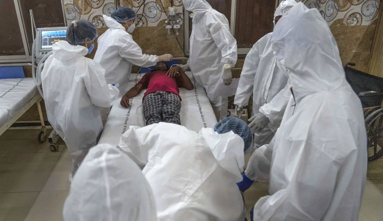 Beberapa fasilitas kesehatan di seluruh India melakukan latihan penanganan persiapan dalam menghadapi lonjakan pasien COVID-19 varian baru. (AP Photo/Rafiq Maqbool)