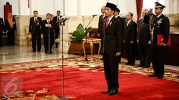 Presiden Jokowi saat memimpin pelantikan Dewan Pengawas dan Direksi Badan Penyelenggara Jaminan Sosial (BPJS) Ketenagakerjaan dan Kesehatan periode 2016-2021 di Istana Negara, Jakarta, Selasa (23/2). (Liputan6.com/Faizal Fanani)