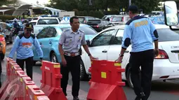 Petugas Dinas Perhubungan menata pembatas jalan untuk menutup sejumlah titik yang menuju kawasan Bundaran HI, Jakarta, Kamis (31/12). Hal ini dilakukan agar perayaan tahun baru tak terpusat di Bundaran Hotel Indonesia. (Liputan6.com/Angga Yuniar)