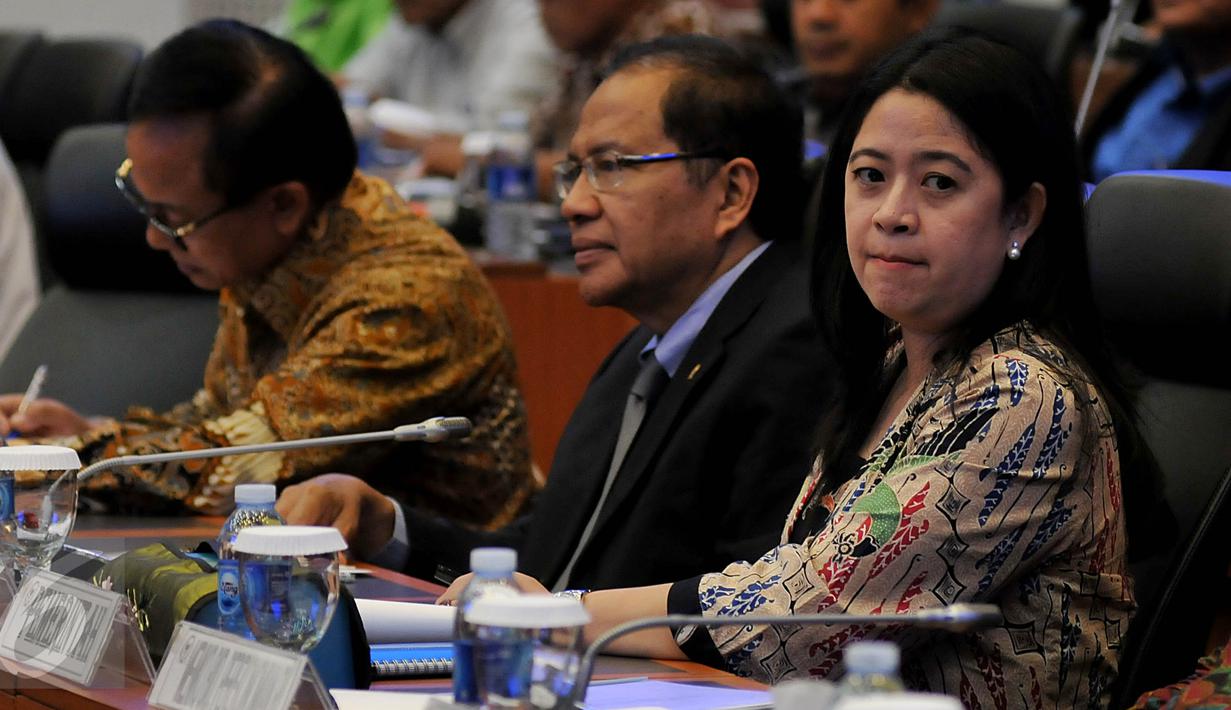 Menko PMK Puan Maharani (kanan) mengikuti rapat kerja dengan Banggar DPR di Kompleks Parlemen, Jakarta, Selasa (13/10). Rapat itu membahas Rencana Kerja dan Anggaran Kementerian Negara/Lembaga (RKAKL) Kemenko dalam RAPBN 2016.(Liputan6.com/Johan Tallo)