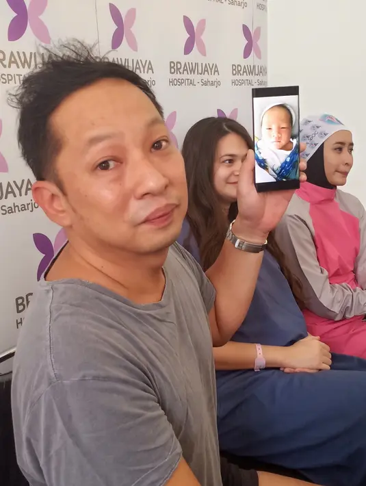 Curtis Ziggy Mars Morscheck, adalah nama untuk anak kedua Ringgo dan Sabai. Seperti nama sang anak sulung, kali ini mereka juga terinspirasi dari nama para musisi yang diidolakannya. (Adrian Putra/Fimela.com)