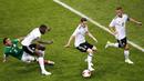 Gelandang Jerman, Joshua Kimmich, mengontrol bola saat melawan Mexico pada laga semifinal Piala Konfederasi di Stadion Fisht, Sochi, Kamis (29/6/2017). Jerman menang 4-1 atas Mexico. (EPA/Sergei Ilnitsky)