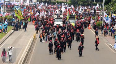 Massa Buruh Padati Kawasan Patung Kuda-Jakarta- Helmi Fithriansyah-20170501