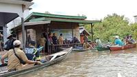 Pemerintah Desa Hanjalipan Kecamatan Kota Besi Kabupaten Kotawaringin Timur melaksanakan musyawarah rencana pembangunan desa dari atas perahu dampak dari banjir yang telah merendam desa tersebut selama dua pekan terakhir, Selasa (18/10/2022).