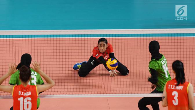 Pevoli putri Indonesia berusaha mengembalikan bola saat bertanding melawan Vitenam pada pertandingan babak semifinal peringkat 5-8 voli putri Asian Games 2018 di Tennis Indoor Senayan, Jakarta, Jumat (31/8). Indonesia kalah 1-3. (Merdeka.com/Imam Buhori)