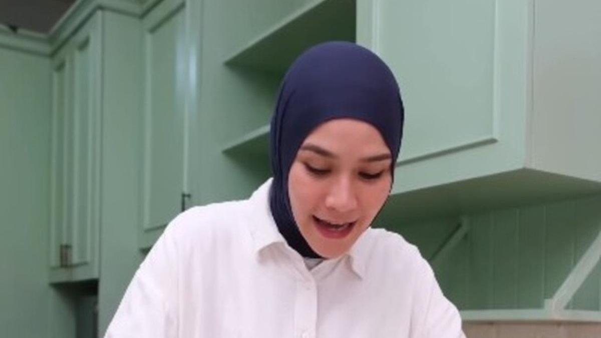 6 Potret Dapur Rumah Zaskia Adya Mecca, Dominasi Hijau Mint Elegan dengan Sentuhan Vintage Modern