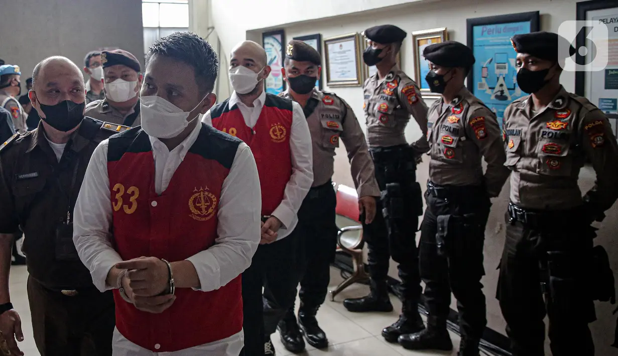 Terdakwa Chuck Putranto, Irfan Widyanto, dan Baiquni Wibowo tiba di Pengadilan Negeri Jakarta Selatan, Jakarta, Rabu (19/10/2022). Mereka akan menjalani sidang lanjutan kasus obstruction of justice terkait pembunuhan berencana terhadap Brigadir Nopriansyah Yosua Hutabarat atau Brigadir J. (Liputan6.com/Faizal Fanani)