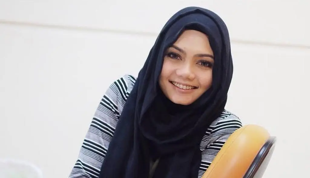 Rina Nose mantap berhijab.