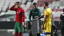 Pemain Portugal, Cristiano Ronaldo, bersiap di pinggir lapangan sebagai pemain pengganti dalam laga uji coba Internasional melawan Andorra di Stadion Luz, Lisbon, Portugal, Kamis (12/11/2020) dini hari WIB. Portugal menang telak 7-0 atas Andorra. (AP Photo/Armando Franca)