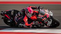 Pembalap Aprilia Racing, Aleix Espargaro memacu motornya saat sesi latihan bebas MotoGP Indonesia 2023 di Sirkuit Mandalika, Lombok, Nusa Tenggara Barat, Jumat (13/10/2023). Espargaro menjadi pembalap tercepat pada sesi ini dengan mencatatkan lap tercepat 1 menit 30,474 detik pada FP2. (AFP/Yasuyoshi Chiba)