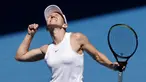 Petenis Rumania, Simona Halep bergembira setelah berhasil mengalahkan Anett Kontaveit dari Estonia pada perempat final  kejuaraan tenis Australia Terbuka di Melbourne, Australia (29/1/2020). Simona Halep menang mudah tanpa kehilangan satu set pun 6-1, 6-1 atas Kontaveit. (AP Photo/Andy Wong)