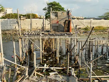 Kondisi toilet umum yang berada di kawasan wisata Pantai Marunda, Jakarta, Rabu (10/8). Kurangnya perhatian dari pemerintah membuat kawasan wisata tersebut terlihat kumuh dan mengganggu pemandangan. (Liputan6.com/Gempur M Surya)