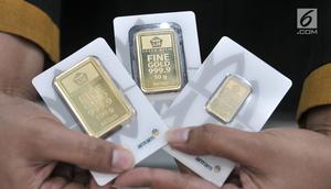 Wujud  emas  batangan yang dijual di gerai PT Aneka Tambang TBK (Antam), Jakarta, Senin (24/6/2019). Harga buyback emas Antam juga naik Rp 3.000 menjadi Rp 631 ribu per gram. (merdeka.com/Iqbal Nugroho)