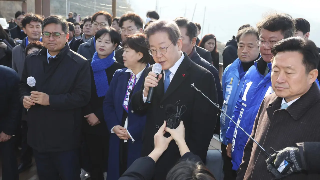 Pemimpin partai oposisi Korea Selatan Lee Jae-myung saat berkunjung ke Busan pada Selasa 2 Januari 2024, sebelum insiden penikaman. (AP)